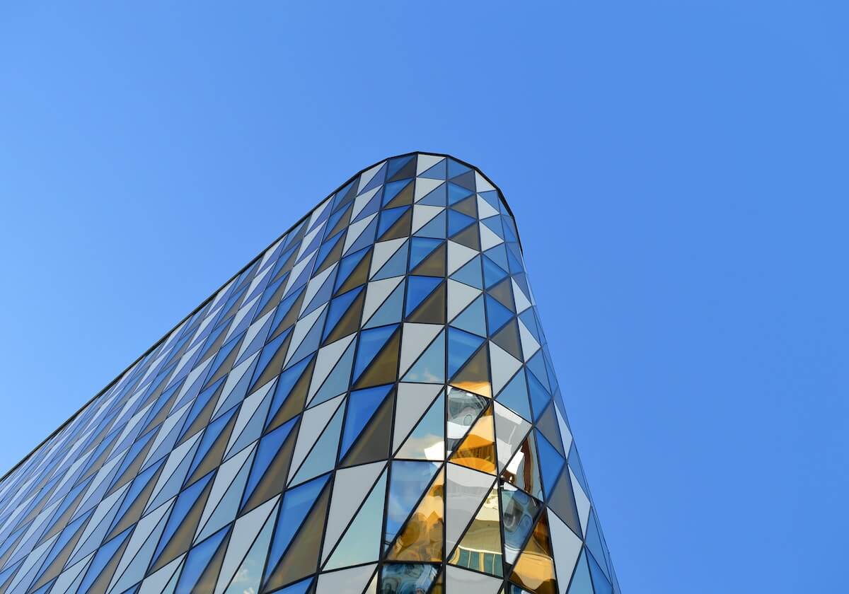 如意体育-防守中吕迪格疑似故意膝击对手头部，裁判未判犯规