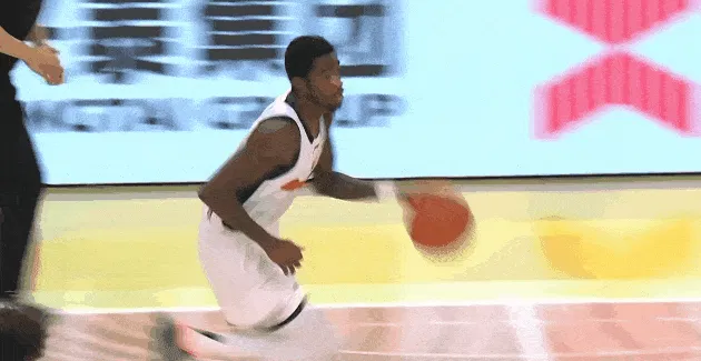 萨姆纳快攻上篮造成干扰球打成2+1,广东落后13分追至2分