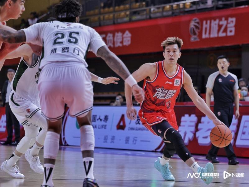 郭艾伦复出广州男篮战胜南京队,徐昕:他对我们非常有帮助
